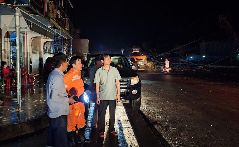 Lãnh đạo thành phố Hạ Long kiểm tra công tác khắc phục hậu quả của bão số 3 trên địa bàn ngay trong tối 9/9.