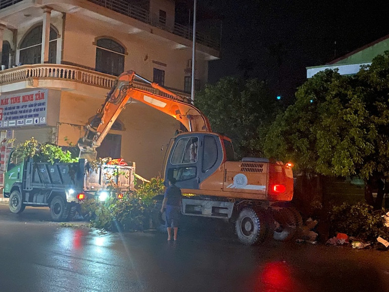 Người dân Hạ Long cùng các lực lượng xuyên đêm dọn vệ sinh môi trường, khắc phục hậu quả của bão số 3.