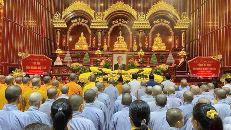 Đông đảo các tăng ni, phật tử đã dự lễ tưởng niệm Tổng Bí thư Nguyễn Phú Trọng. Đông đảo các tăng ni, phật tử đã dự lễ tưởng niệm Tổng Bí thư Nguyễn Phú Trọng.