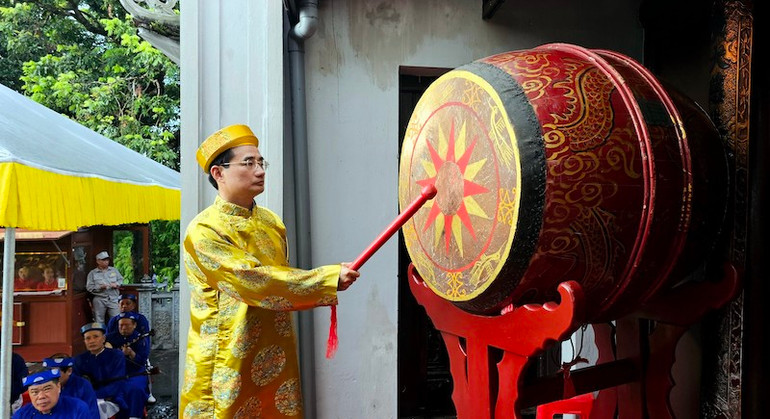 Lãnh đạo thành phố Cẩm Phả gióng trống và gióng chiêng khai hội Đền Cửa Ông.