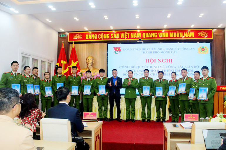 Trao Quyết định kiêm nhiệm chức danh Phó Bí thư Đoàn Thanh niên cộng sản Hồ Chí Minh xã, phường đối với công an chính quy cấp xã.
