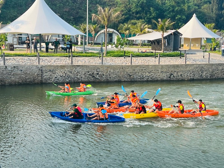 Giải đua thuyền Kayak trên đảo Cái Chiên, huyện Hải Hà. Giải đua thuyền Kayak trên đảo Cái Chiên, huyện Hải Hà.