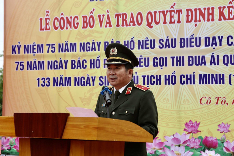 Thiếu tướng Đinh Văn Nơi , Giám đốc Công an tỉnh Quảng Ninh phát biểu tại lễ kết nạp đảng viên mới.