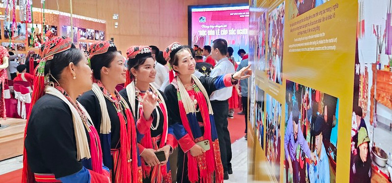 Các thiếu nữ trong trang phục người Dao Thanh Y tham quan Triển lãm.