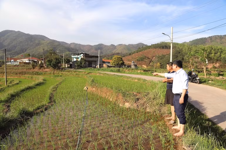 Lãnh đạo xã Đồng Tâm hướng dẫn người dân thực hiện các biện pháp tưới tiêu tiết kiệm và sử dụng hiệu quả nguồn nước hiện có.