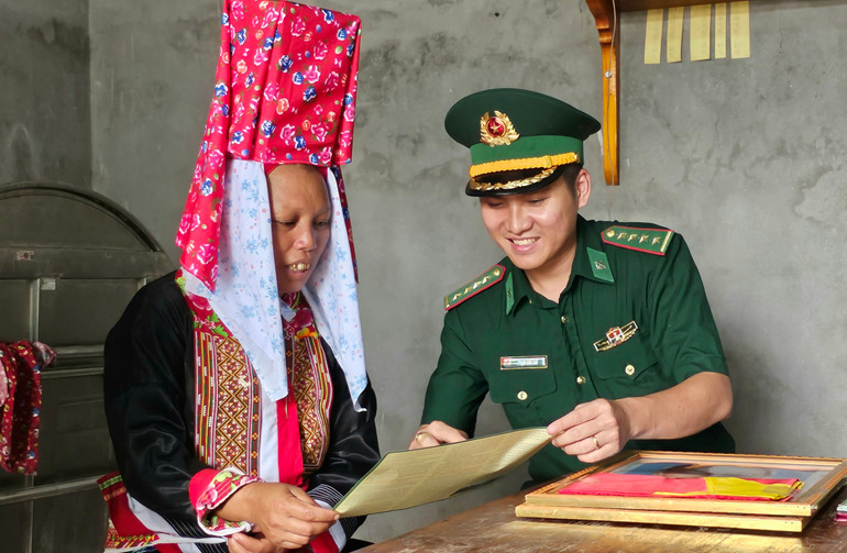 Đại úy Nguyễn Văn Vương, Trạm trưởng Trạm Biên phòng Cửa khẩu Hoành Mô tuyên truyền cho người dân hiểu về Luật Biên phòng.