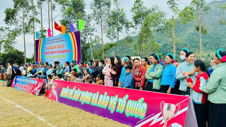 Đông đảo người dân trên địa bàn huyện Bình Liêu và du khách đến xem và cổ vũ cho trận khai mạc.