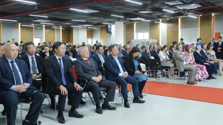 Các đại biểu nghe giới thiệu về các tiềm năng, thế mạnh của tỉnh Quảng Ninh và nhà đầu tư giới thiệu về Tổ hợp văn phòng Dịch vụ Khu công nghiệp Bắc Tiền Phong.