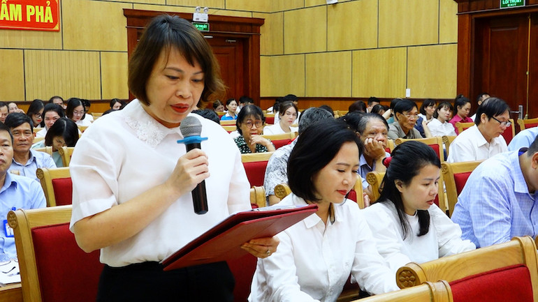 Cử tri thành phố Cẩm Phả phát biểu ý kiến, tâm tư, nguyện vọng gửi đến các đại biểu Quốc hội tại buổi tiếp xúc.