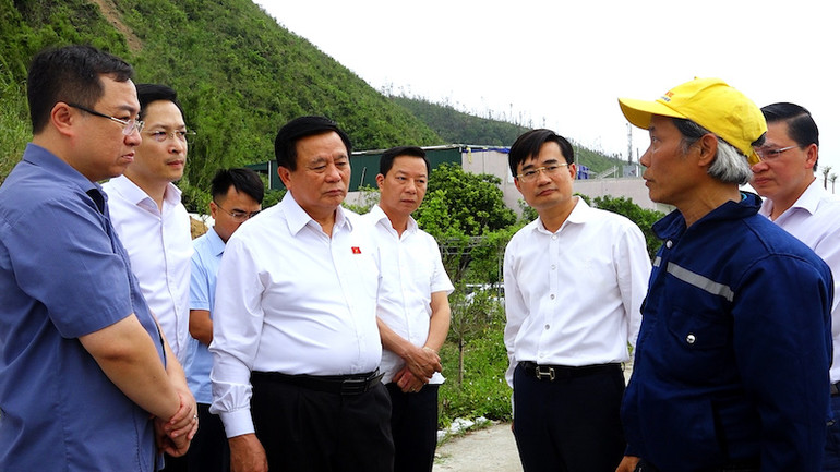 Đồng chí Nguyễn Xuân Thắng đi khảo sát khu vực sạt trượt ở tổ 7, khu 5, phường Quang Hanh, thành phố Cẩm Phả.