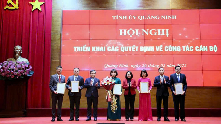 Thường trực Tỉnh ủy Quảng Ninh trao quyết định thành lập Sở Nội vụ và tặng hoa chúc mừng.