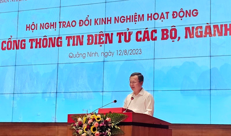 Quyền Chủ tịch Ủy ban nhân dân tỉnh Quảng Ninh Cao Tường Huy phát biểu chào mừng hội nghị.