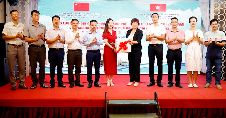 Lãnh đạo Ủy ban nhân dân Phường Trần Phú, Móng Cái (Việt Nam) tặng quà lưu niệm cho Đoàn công tác trấn Đông Hưng (Trung Quốc.)