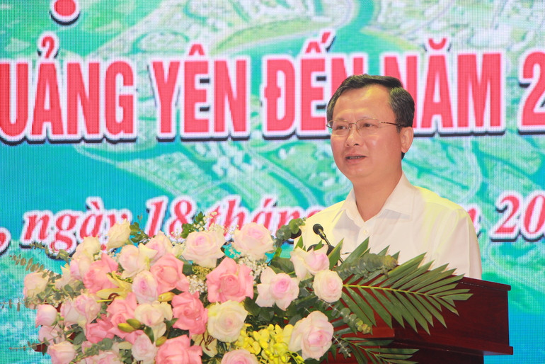 Quyền Chủ tịch Ủy ban nhân dân tỉnh Quảng Ninh Cao Tường Huy phát biểu tại hội nghị công bố điều chỉnh Quy hoạch chung thị xã Quảng Yên đến năm 2040.
