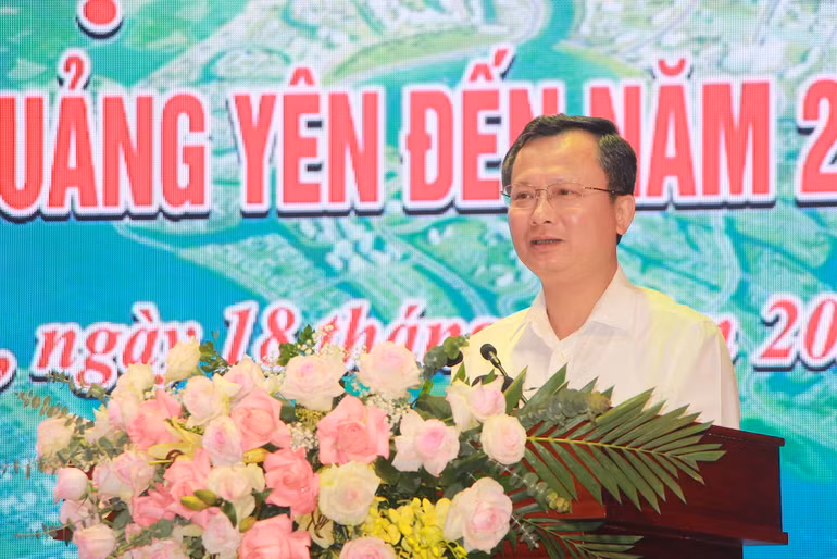 Quyền Chủ tịch Ủy ban nhân dân tỉnh Quảng Ninh Cao Tường Huy phát biểu tại hội nghị công bố điều chỉnh Quy hoạch chung thị xã Quảng Yên đến năm 2040.
