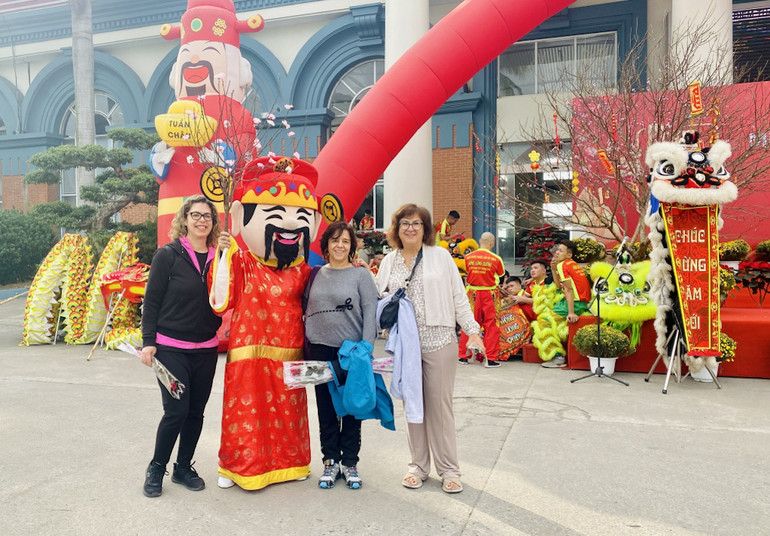 Những vị khách quốc tế đầu tiên tham quan Vịnh Hạ Long qua Cảng quốc tế Tuần Châu, Quảng Ninh trong ngày đầu tiên của năm mới 2023.