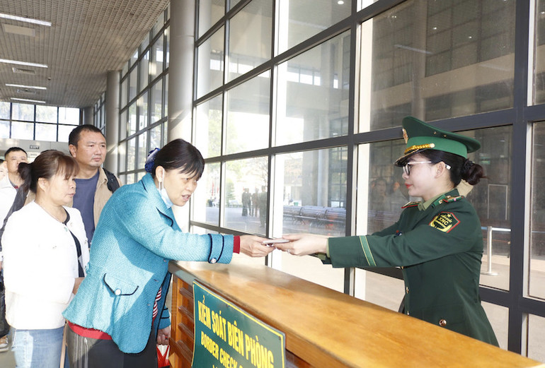 Hoạt động xuất nhập cảnh tại cửa khẩu quốc tế Móng Cái, lối thông quan Bắc Luân I. Hoạt động xuất nhập cảnh tại cửa khẩu quốc tế Móng Cái, lối thông quan Bắc Luân I.