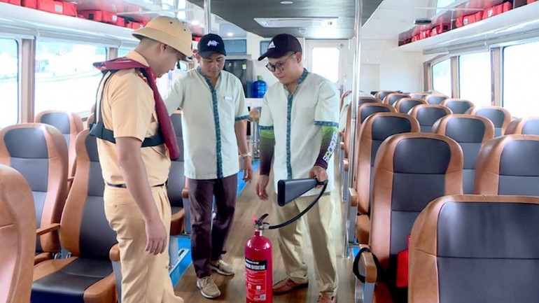 Lực lượng Cảnh sát giao thông đường thủy tăng cường kiểm tra các phương tiện vận chuyển khách ra các tuyến đảo và tham quan trên vịnh Hạ Long.