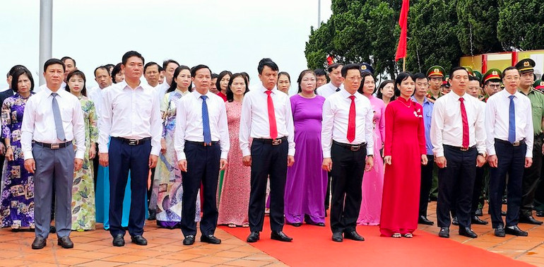 Các đại biểu dự lễ dâng hương tại khu lưu niệm Chủ tịch Hồ Chí Minh trên đảo. Các đại biểu dự lễ dâng hương tại khu lưu niệm Chủ tịch Hồ Chí Minh trên đảo.