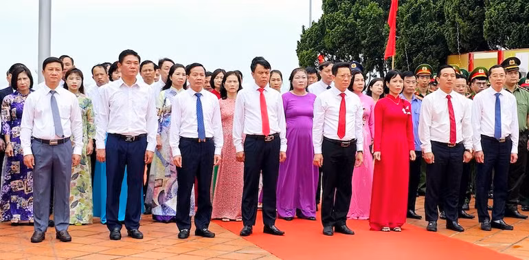 Các đại biểu dự lễ dâng hương tại khu lưu niệm Chủ tịch Hồ Chí Minh trên đảo.