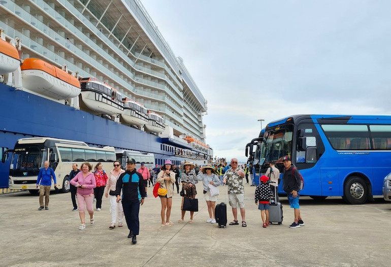 Khách quốc tế đến Hạ Long bằng tàu biển.