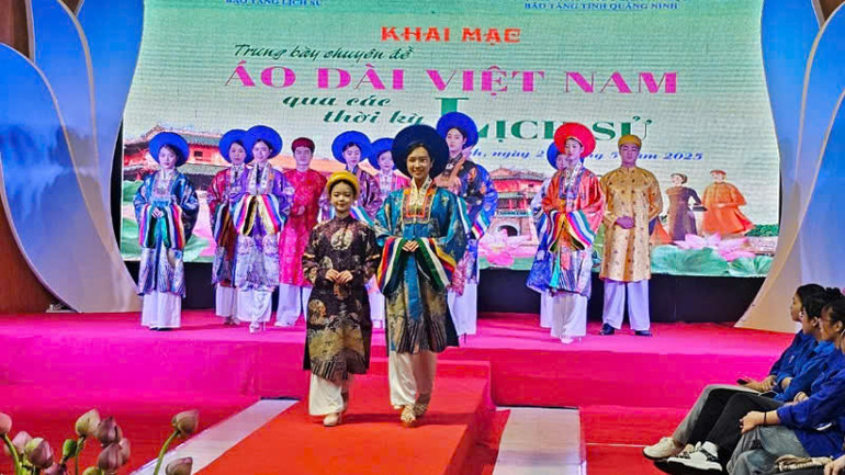 Trình diễn các mẫu áo dài truyền thống tại triển lãm.