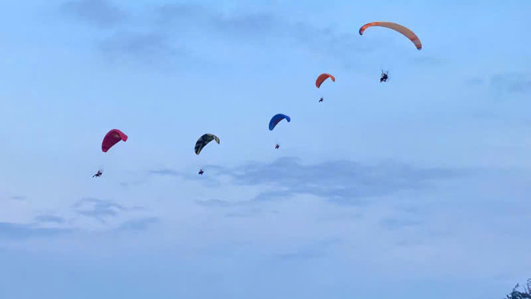 6 chiếc dù lượn chao liệng giữa khung cảnh biển đảo tươi đẹp của Cô Tô.