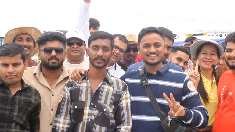 Các du khách Ấn Độ rất thích thú trước sự đón tiếp nồng hậu của tỉnh Quảng Ninh.