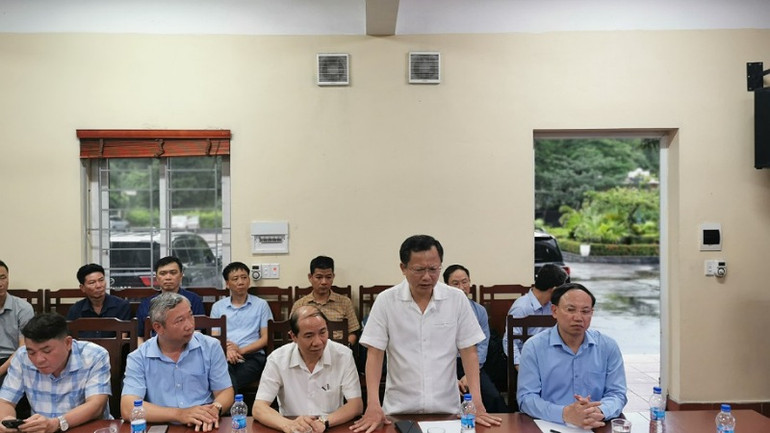 Lãnh đạo tỉnh Quảng Ninh báo cáo với Phó Thủ tướng Trần Lưu Quang. Lãnh đạo tỉnh Quảng Ninh báo cáo với Phó Thủ tướng Trần Lưu Quang.
