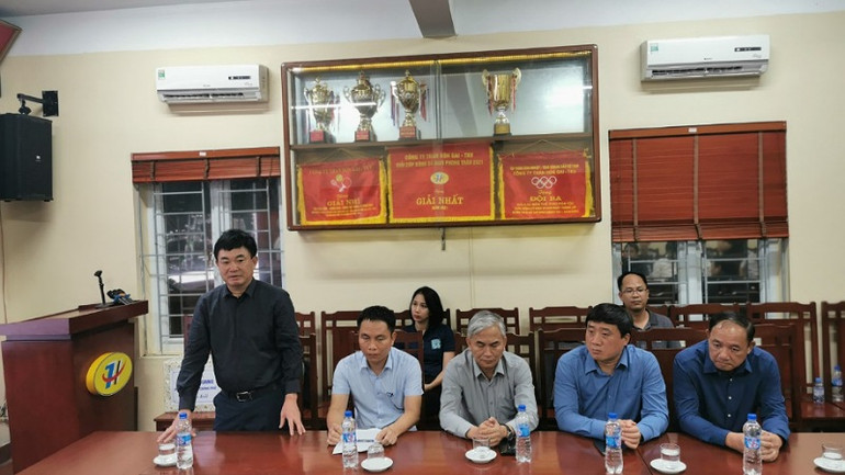 Chủ tịch Hội đồng thành viên Tập đoàn Công nghiệp Than-Khoáng sản Việt Nam Ngô Hoàng Ngân (người đứng) báo cáo với Phó Thủ tướng Trần Lưu Quang. Chủ tịch Hội đồng thành viên Tập đoàn Công nghiệp Than-Khoáng sản Việt Nam Ngô Hoàng Ngân (người đứng) báo cáo với Phó Thủ tướng Trần Lưu Quang.