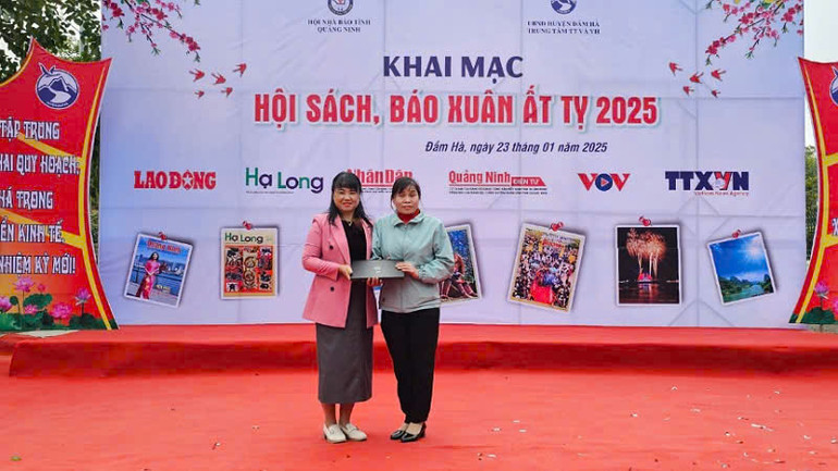 Đại diện Nhóm từ thiện Quảng Ninh thân yêu tặng máy vi tính cho Hội người mù huyện Đầm Hà.