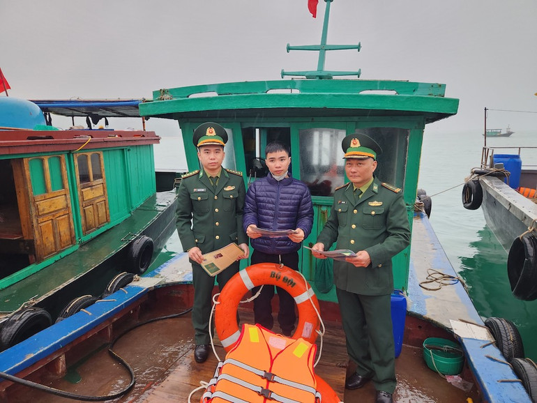 Đồn biên phòng Cô Tô (Quảng Ninh) tặng phao cứu sinh và tuyên truyền phổ biến về Luật bảo vệ biển đảo cho ngư dân huyện đảo Cô Tô.