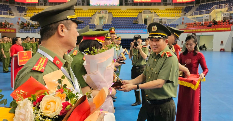 Thiếu tướng Đinh Văn Nơi, Giám đốc Công an tỉnh Quảng Ninh, tặng hoa và lưu niệm cho các đoàn tham gia Hội thi.