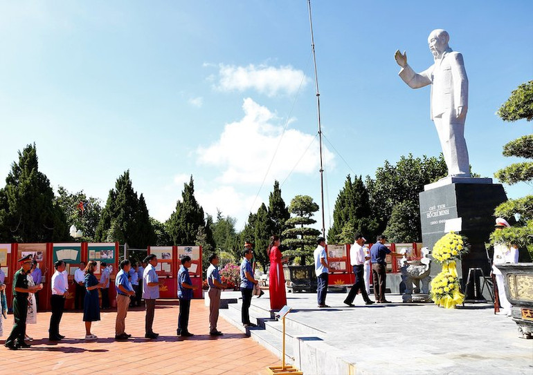 Lãnh đạo 2 huyện đảo Cô Tô và Cồn Cỏ dâng hương tại Tượng đài Chủ tịch Hồ Chí Minh trên đảo Cô Tô.