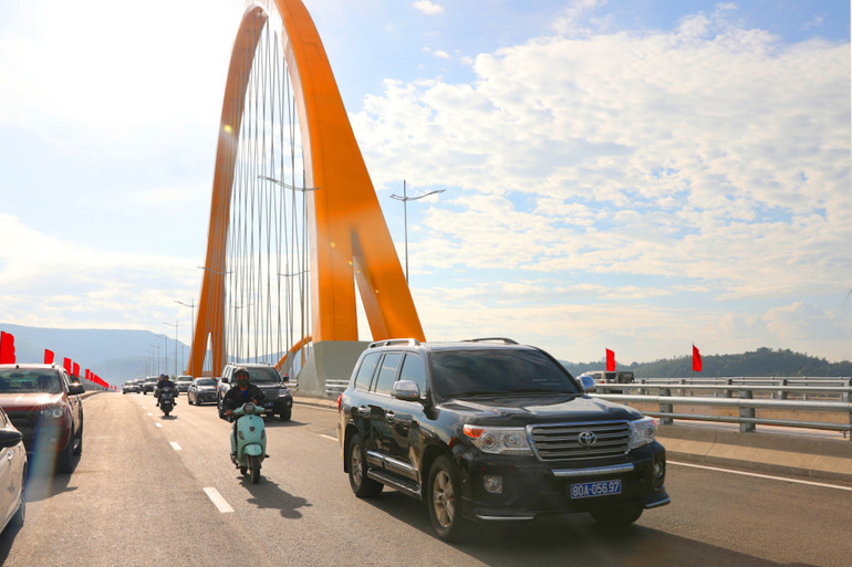 Các phương tiện qua cầu Bình Minh trong ngày đầu đưa vào sử dụng. Các phương tiện qua cầu Bình Minh trong ngày đầu đưa vào sử dụng.