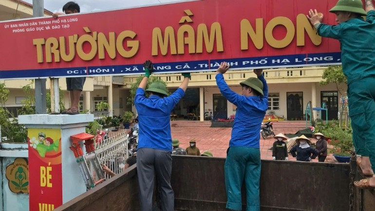 Các lực lượng ra quân khắc phục hậu quả do bão số 3 trên địa bàn thành phố Hạ Long.