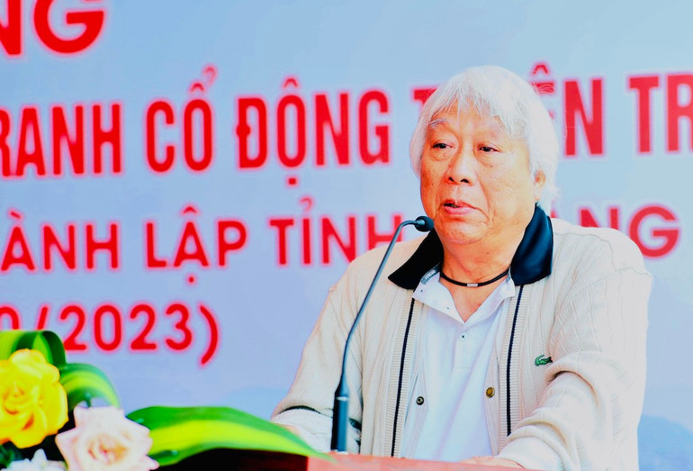 Hoạ sĩ Nguyễn Tùng Lâm, hội viên Hội Văn học nghệ thuật Quảng Ninh phát biểu tại lễ phát động.