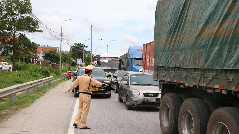 Lực lượng Cảnh sát giao thông điều tiết giao thông, tránh xảy ra ách tắc cục bộ.