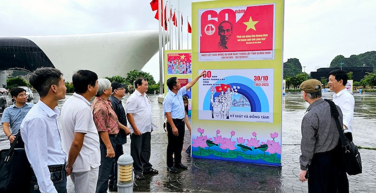 Các biểu trưng (logo) và tranh cổ động được trưng bày tại Cung Quy hoạch, Hội chợ và Triển lãm tỉnh Quảng Ninh thu hút đông đảo người dân và du khách.