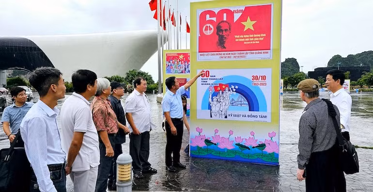 Các biểu trưng (logo) và tranh cổ động được trưng bày tại Cung Quy hoạch, Hội chợ và Triển lãm tỉnh Quảng Ninh thu hút đông đảo người dân và du khách. Các biểu trưng (logo) và tranh cổ động được trưng bày tại Cung Quy hoạch, Hội chợ và Triển lãm tỉnh Quảng Ninh thu hút đông đảo người dân và du khách.