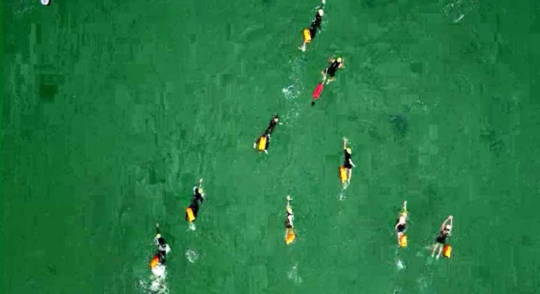 Trên đường đua xanh vòng quanh đảo Cô Tô con.