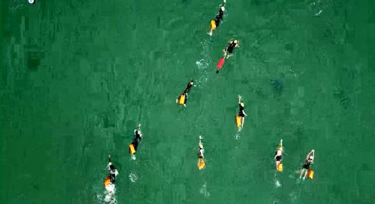 Trên đường đua xanh vòng quanh đảo Cô Tô con.