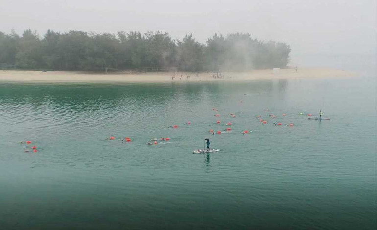Các vận động viên tranh tài trên đường đua xanh vòng quanh đảo Cô Tô con.