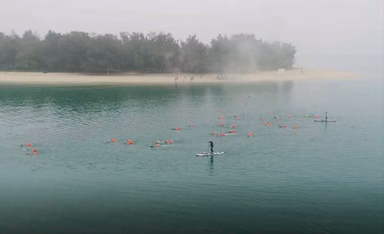 Các vận động viên tranh tài trên đường đua xanh vòng quanh đảo Cô Tô con.