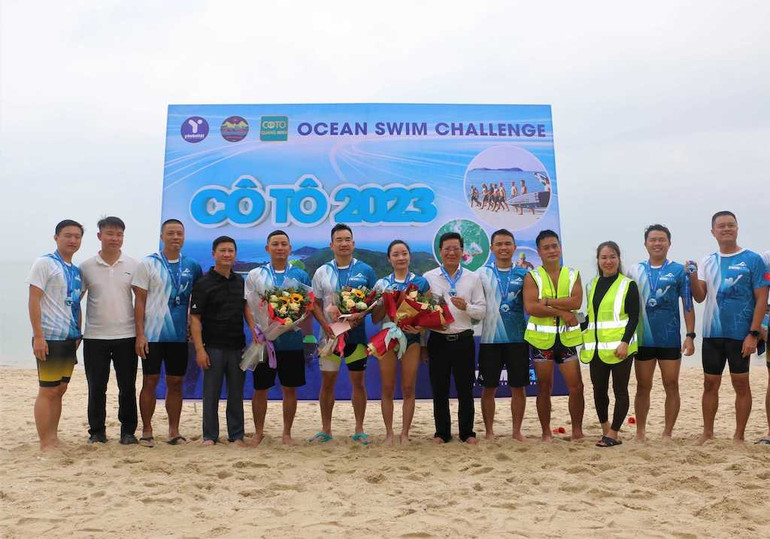 Lãnh đạo huyện Cô Tô trao giải cho các vận động viên giành giải Nhất, Nhì.