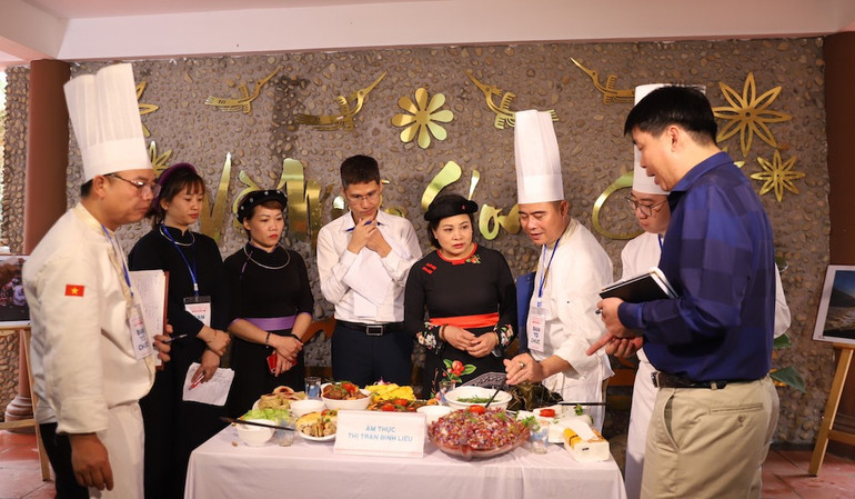 Ban Tổ chức đánh giá và bình chọn các món ăn truyền thống của các cơ sở kinh doanh dịch vụ ăn uống trên địa bàn tham gia Ngày hội.