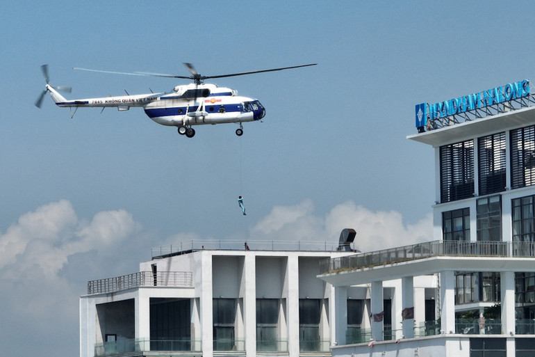 Trực thăng của Trung Đoàn Không quân 916 và Sư Đoàn Không quân 371 tham gia cứu nạn, cứu hộ.