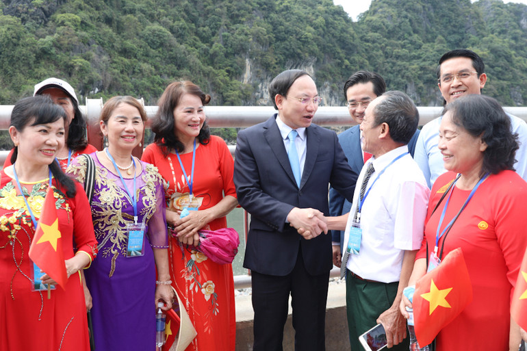 Người dân thành phố Cẩm Phả vui mừng và chia sẻ niềm vui với lãnh đạo tỉnh Quảng Ninh trong ngày khánh thành tuyến đường bao biển Hạ Long - Cẩm Phả.