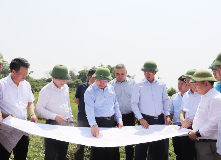 Lãnh đạo tỉnh Quảng Ninh trực tiếp làm việc với các chủ đầu tư để tháo gỡ khó khăn, hoàn thành các dự án trọng điểm, phục vụ phát triển kinh tế-xã hội.