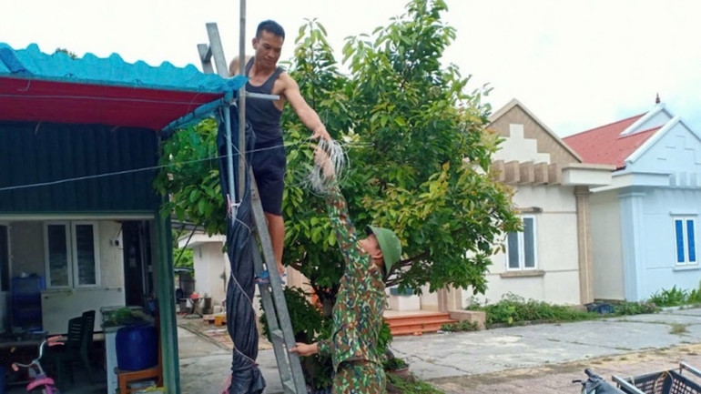 Bộ đội Biên phòng giúp người dân chằng chống nhà cửa trước khi bão số 3 đổ bộ vào Quảng Ninh.